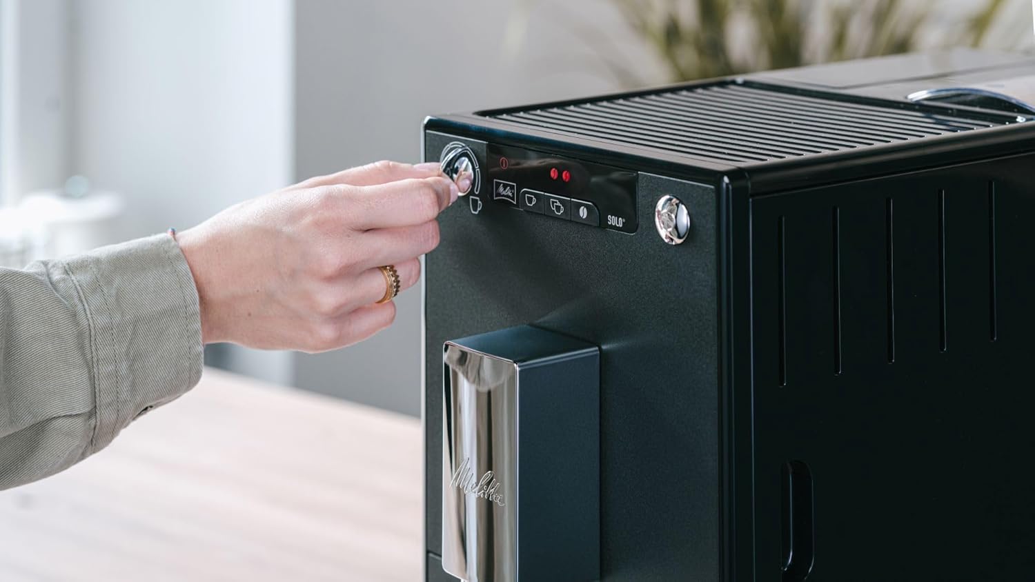 Melitta Solo - Macchina da caffè automatica con beccuccio regolabile in altezza, macchina da caffè piccola con serbatoio dell'acqua rimovibile, per es. espresso o caffè crema, argento