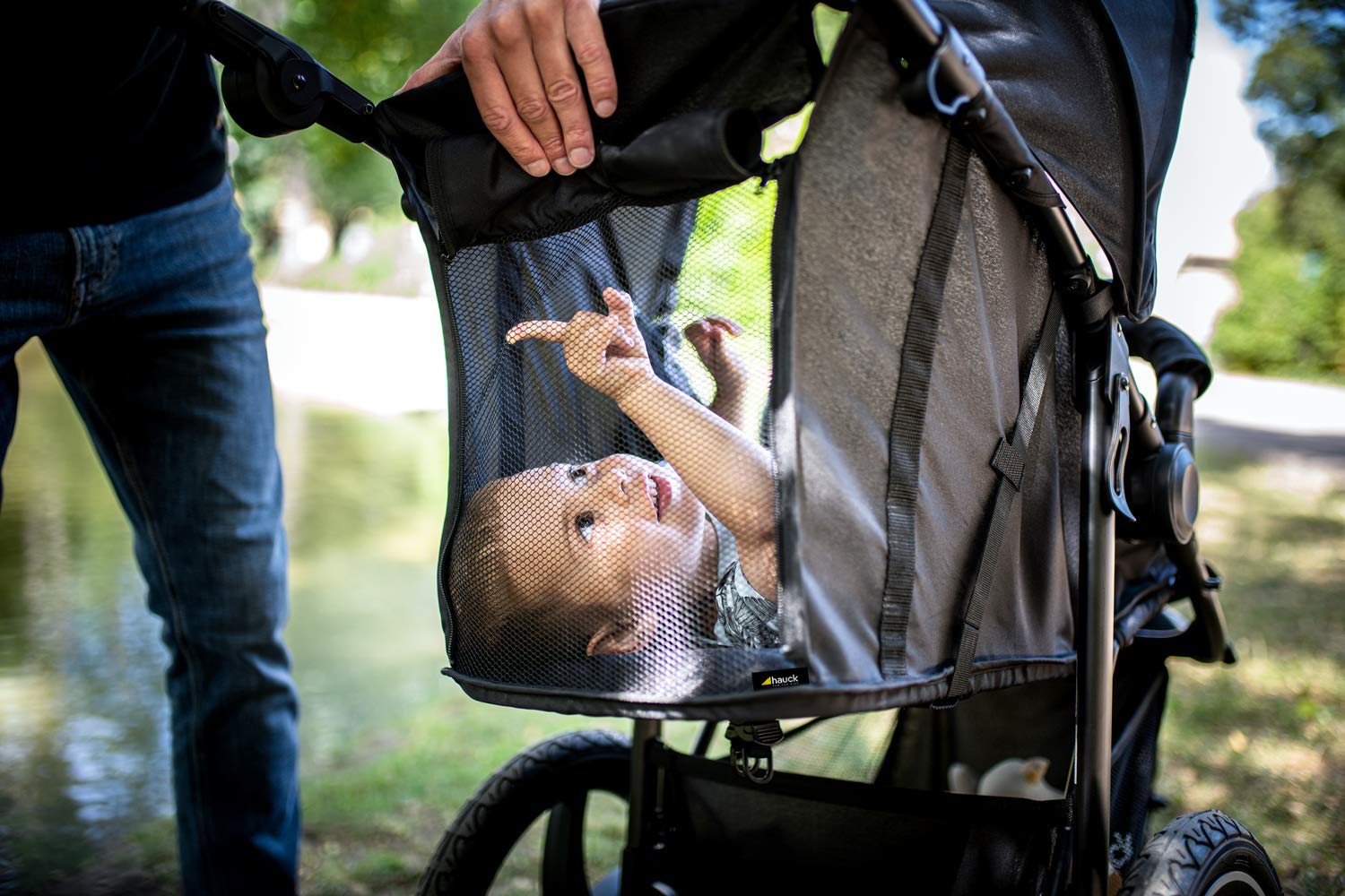 hauck Passeggino Runner 2, Passeggino a tre ruote con ruote pneumatiche XL per bambini fino a 22 kg, Protezione UV 50+, Finestra di ventilazione, Regolabile in altezza, Pieghevole, Cestino XL fino a 3 kg, Funzione reclinabile (Nero)