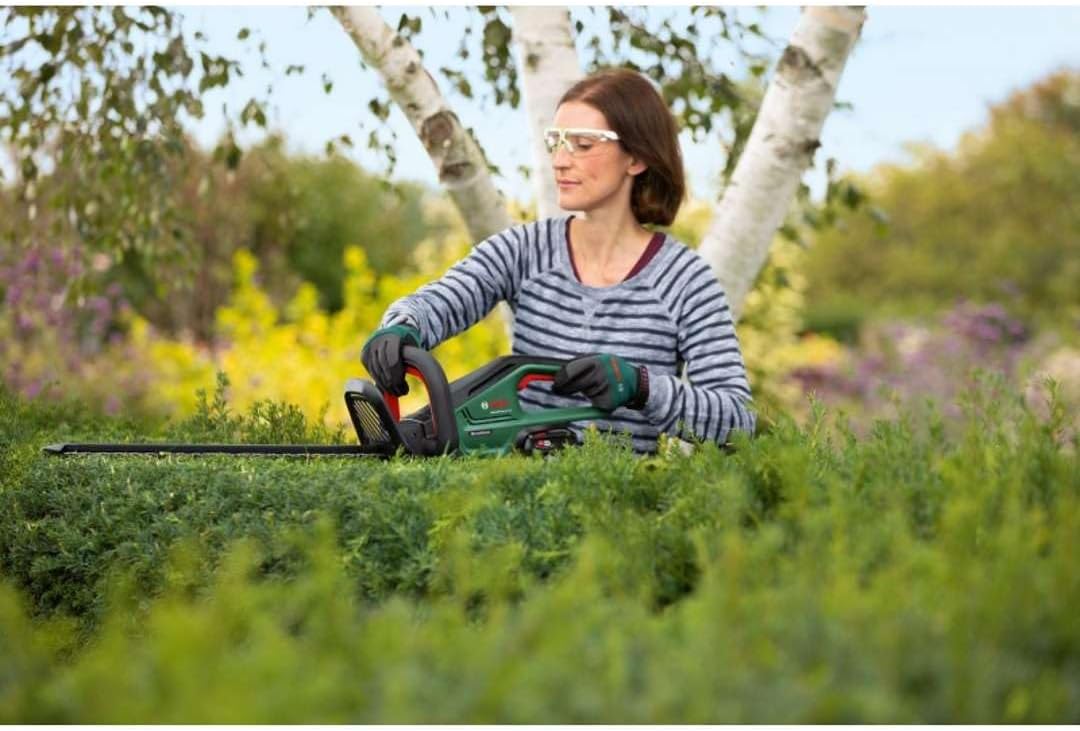 Bosch Tagliasiepi a batteria UniversalHedgeCut 18V-50 (1 batteria 2,5 Ah, sistema 18 Volt, lunghezza lama 50 cm, in scatola di cartone)