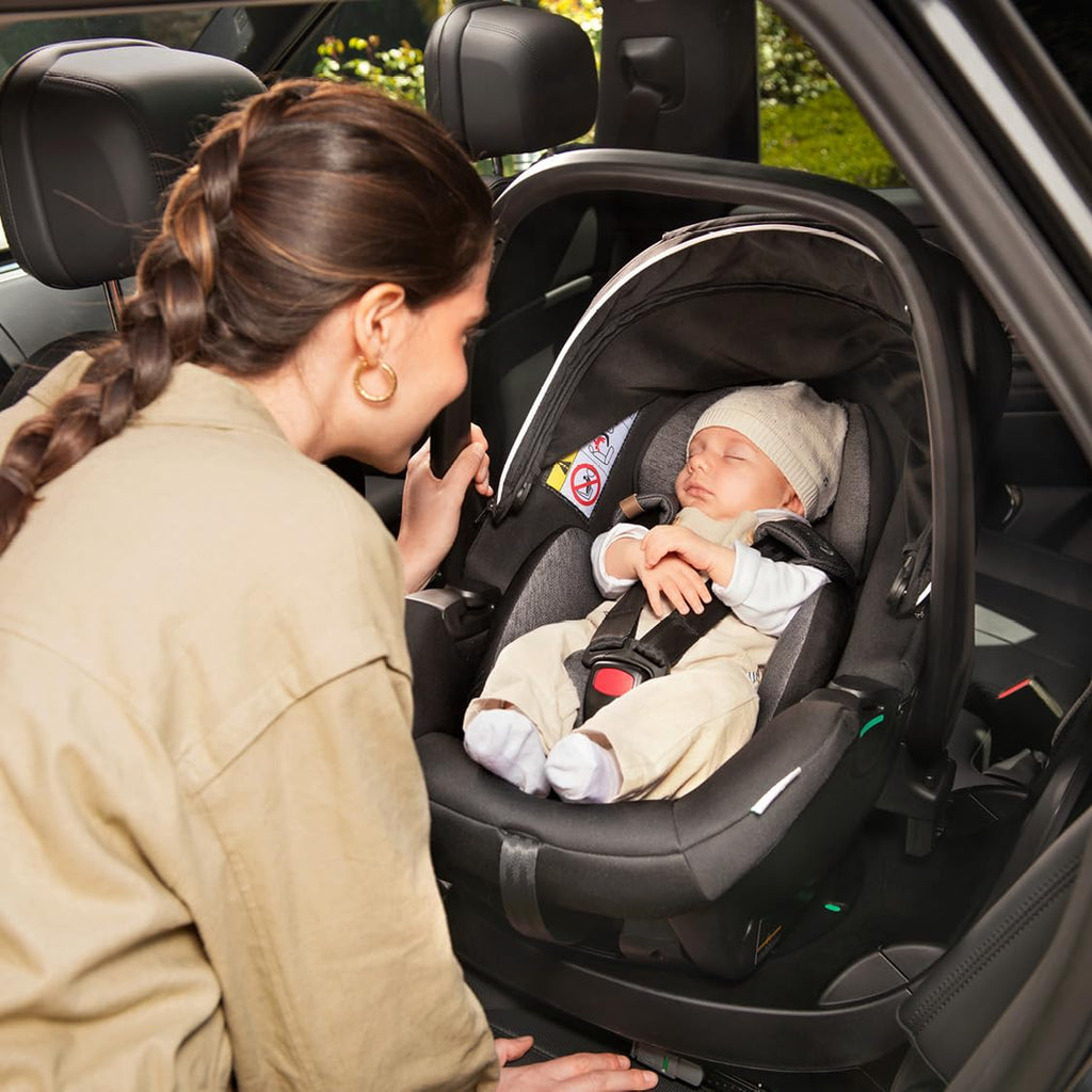 Chicco Kory Essential I-Size Autositz von 40 cm bis 85 cm, Gruppe 0+ für Babys, zugelassen nach ECE R129/03 , einfach zu montieren, 90° drehbar