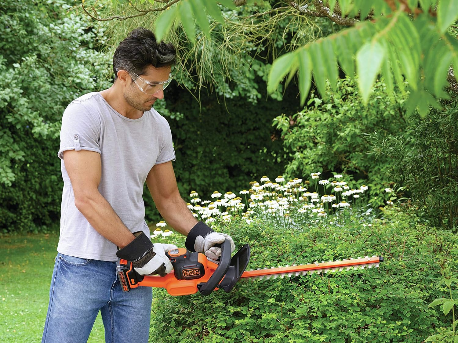 BLACK+DECKER Heckenschere Akku mit Schnellladegerät - Astschere mit Antiblockierfunktion (mit Antiblockierfunktion - 18mm Schnittstärke zum Schneiden mittelgroßer Hecken - 18V - 2,9kg) GTC18502PC