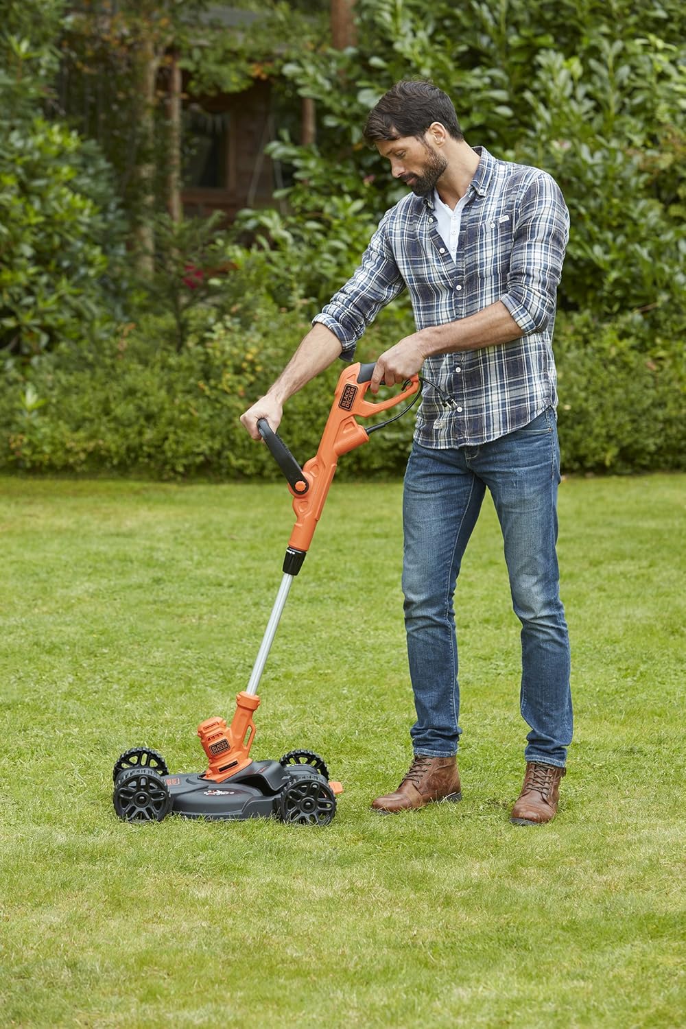 Black+Decker Tagliabordi/Rifilabordi/Tagliaerba 3-in-1 BESTA530CM (550W, 30 cm larghezza di taglio, estensione automatica filo AFS, include base su ruote, per piccoli giardini)