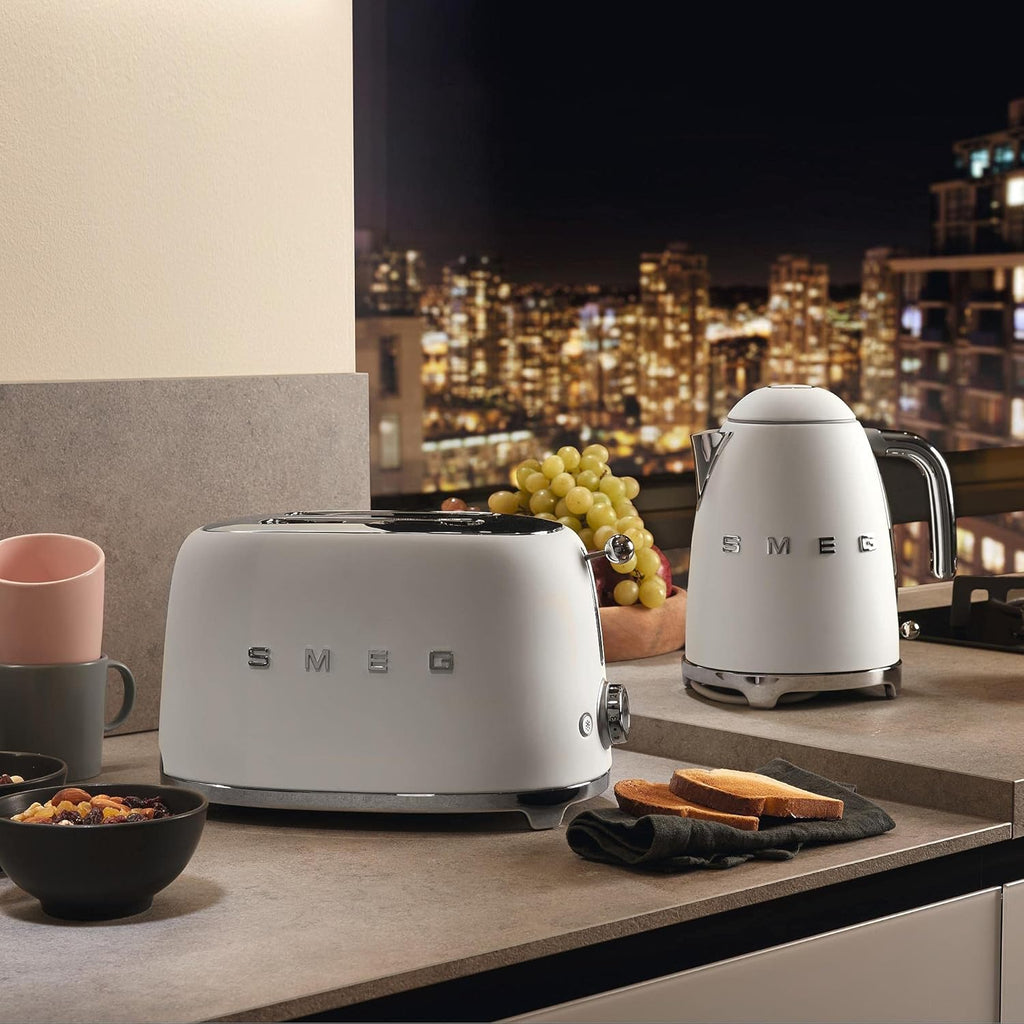 Smeg, 2x2 TSF01CREU - Tostapane, 2 scomparti per 2 fette, 6 livelli di doratura, funzione riscaldamento, funzione scongelamento e bagel, vassoio raccoglibriciole, 950W, Crema