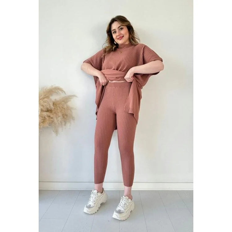 Completo pantaloni e maglione alla moda