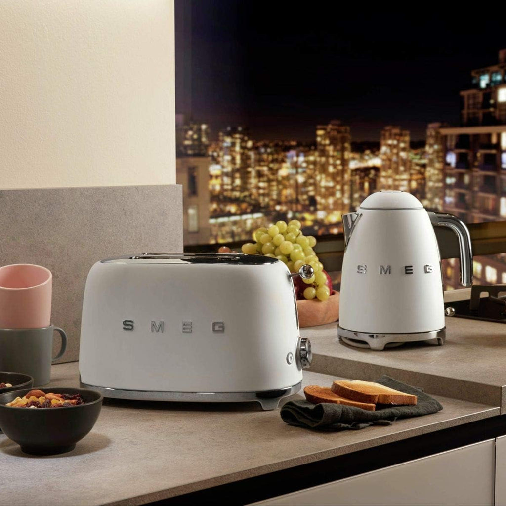 Smeg, 2x2 TSF01CREU - Tostapane, 2 scomparti per 2 fette, 6 livelli di doratura, funzione riscaldamento, funzione scongelamento e bagel, vassoio raccoglibriciole, 950W, Crema