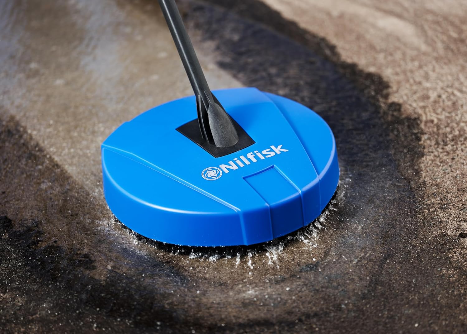 Nilfisk C 110.7 Bar Hochdruckreiniger + Schaumsprüher + Kompakt-Flächenreiniger + Bürste - Mini-Druckreiniger für Außenbereiche und Autos (1400 W)