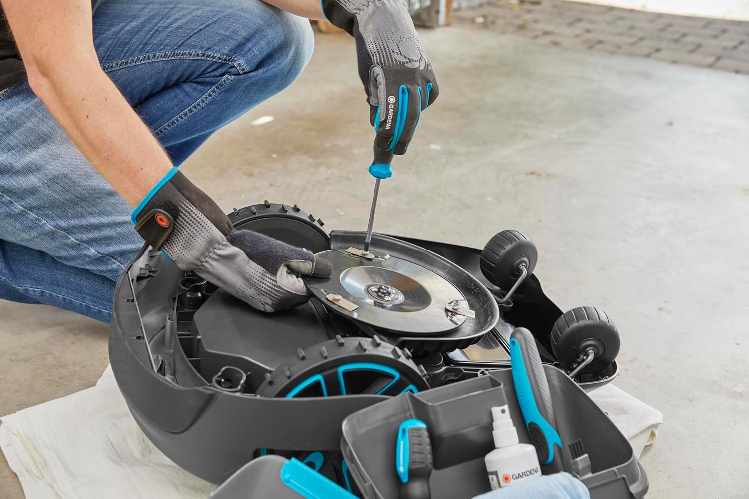 Gardena Original Garage per Robot rasaerba: Garage per tosaerba, protezione ottimale da sole e pioggia per robot rasaerba e stazione di ricarica (15020-20)