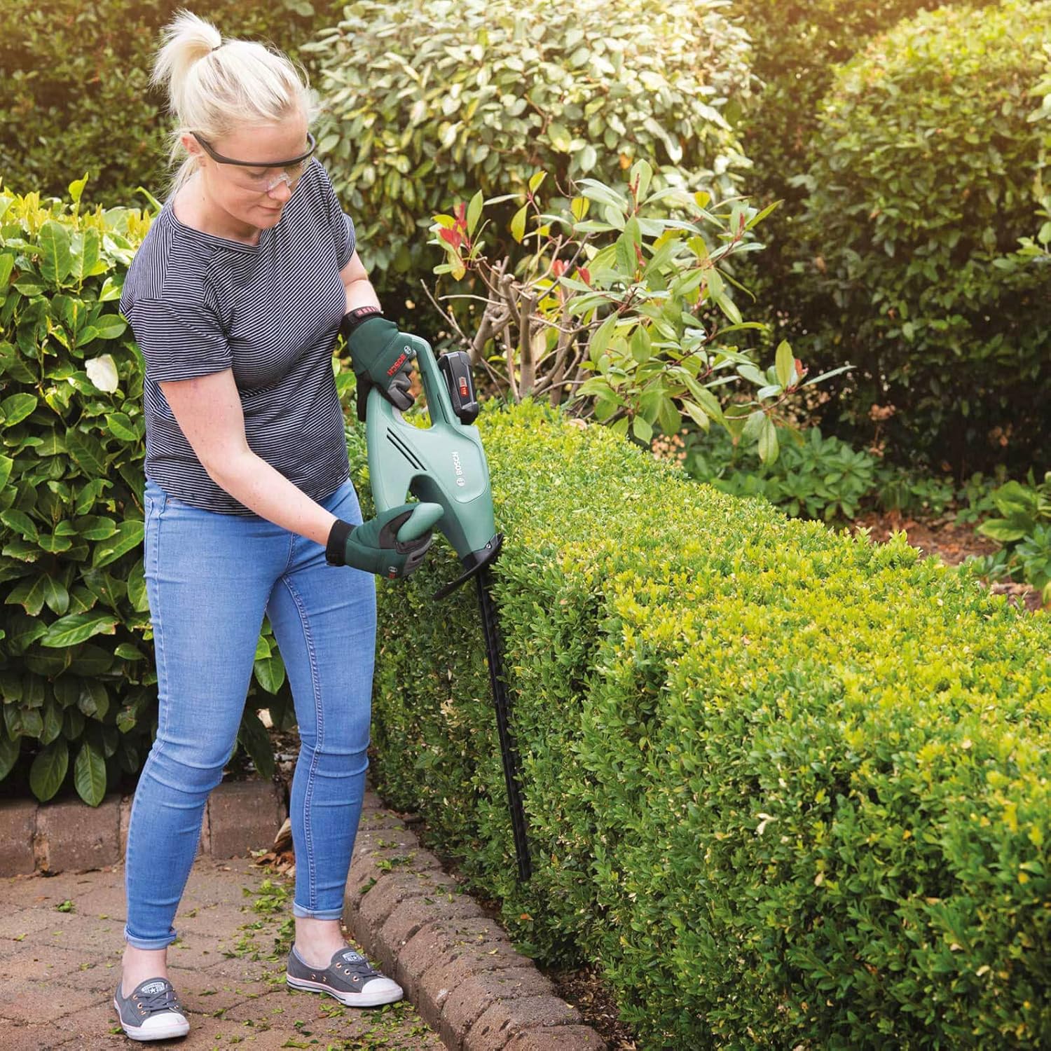 Bosch Akku Heckenschere EasyHedgeCut 18-45 (2 Akkus 2,0 Ah, 18-Volt-System, Messerlänge 45 cm, im Karton)
