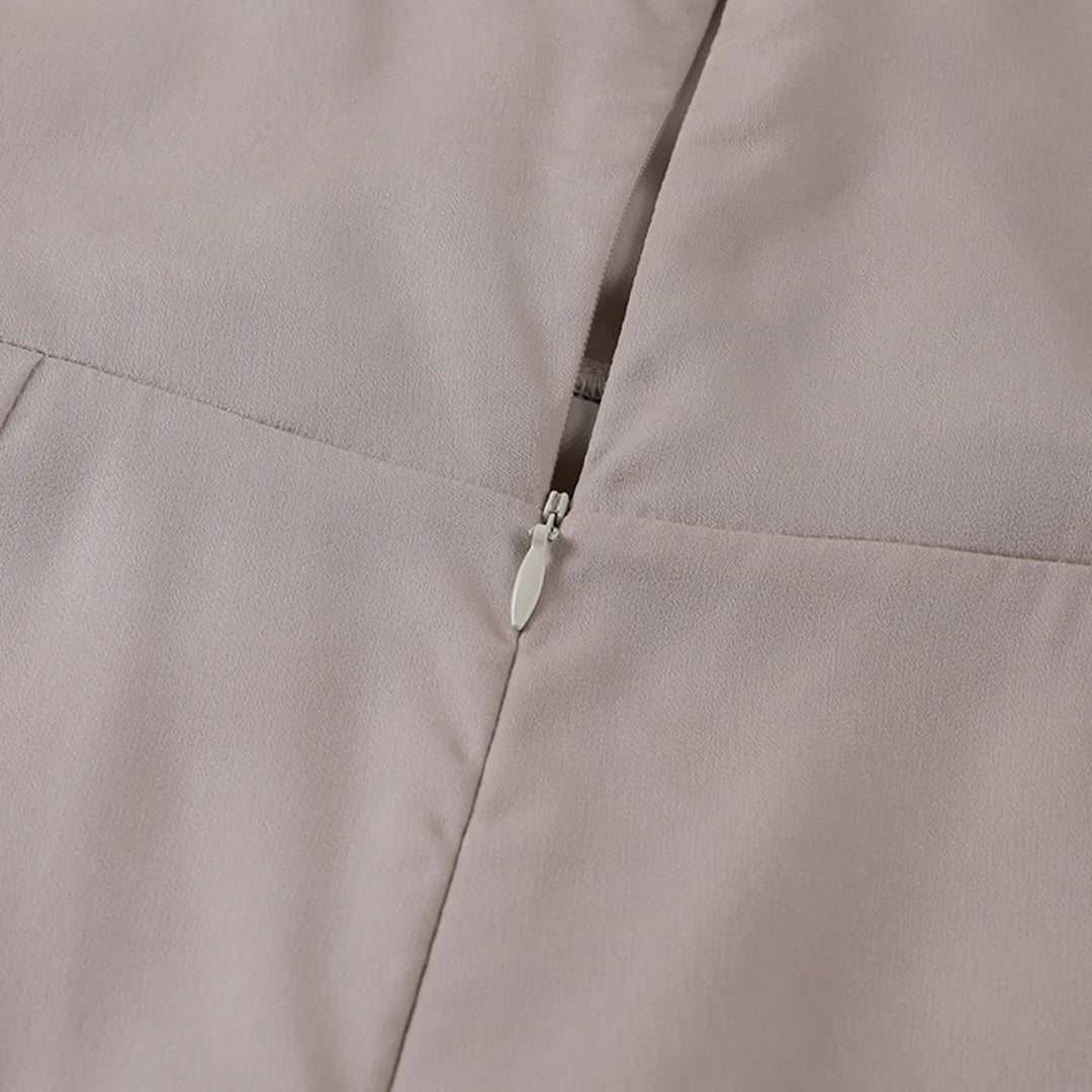 rmelloses Maxikleid mit V-Ausschnitt und Schlitzen
