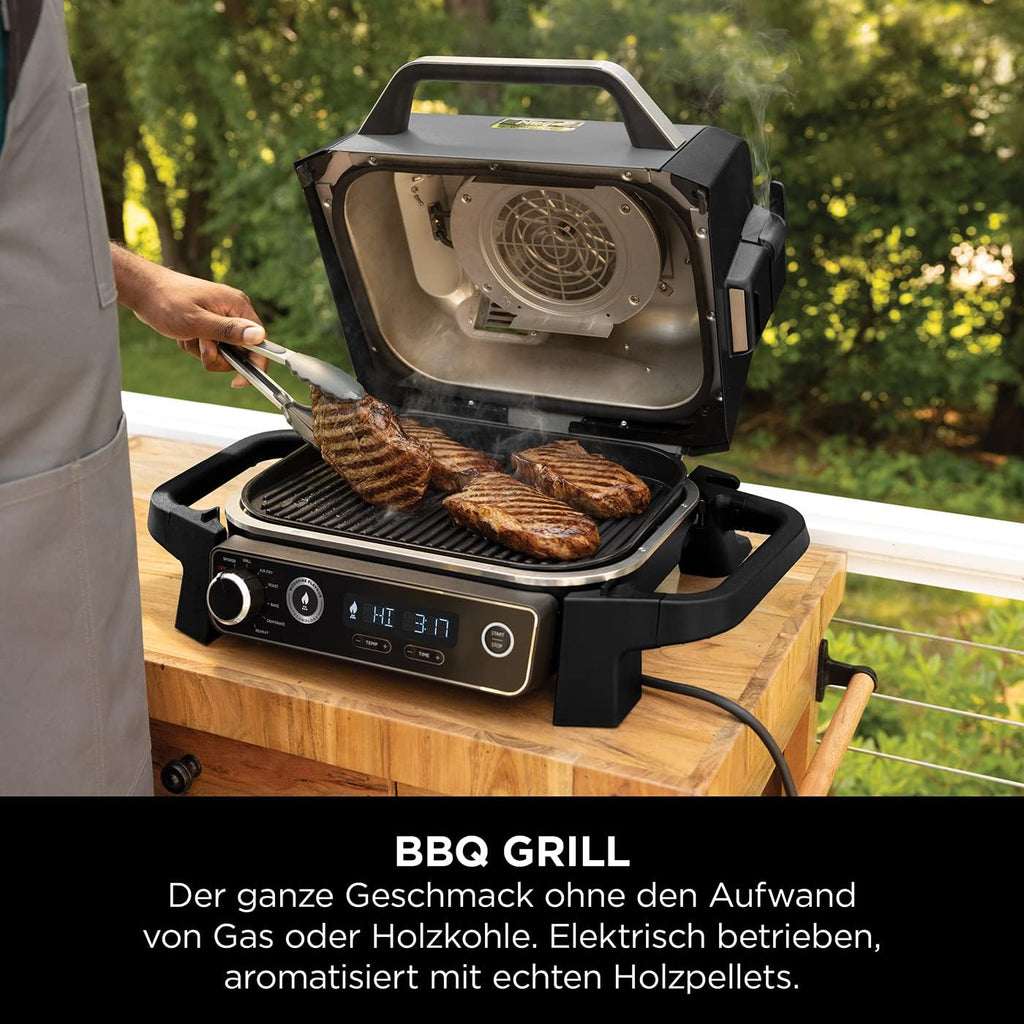Ninja Woodfire Barbecue Elettrico & Affumicatore & Friggitrice ad Aria, Barbecue da Esterno 7-in-1, Frigge ad Aria, Affumica, Arrostisce, Cuoce al Forno e Altro, Resistente alle Intemperie, Antiaderente, Portatile, Elettrico, Grigio/Nero OG701EU