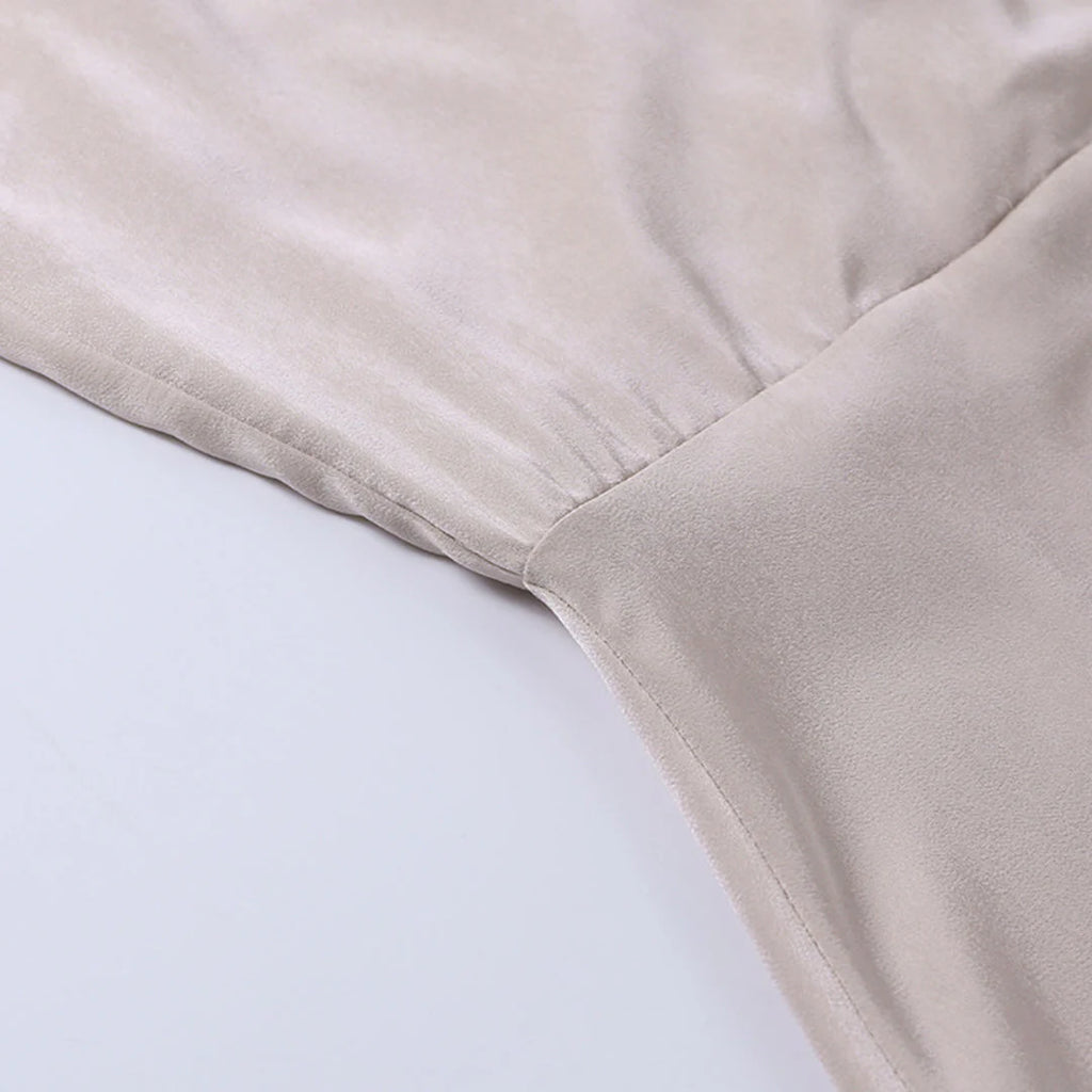 rmelloses Maxikleid mit V-Ausschnitt und Schlitzen