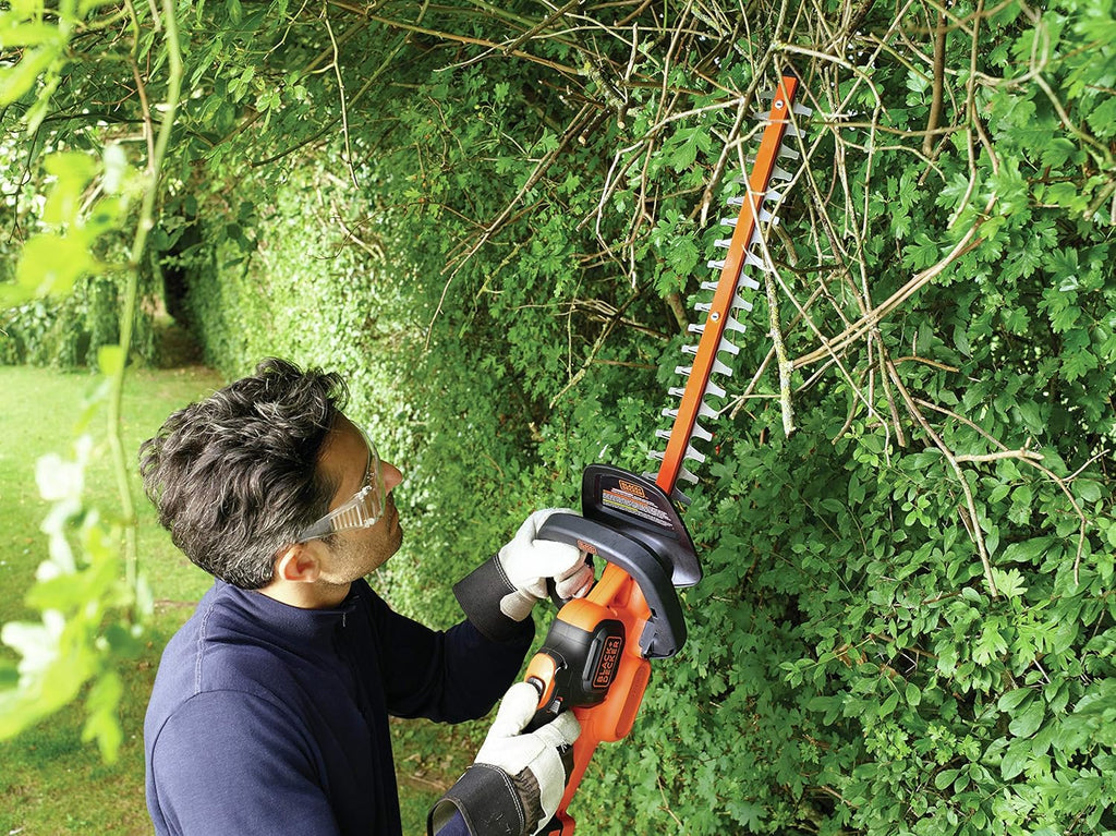 BLACK+DECKER Heckenschere Akku mit Schnellladegerät - Astschere mit Antiblockierfunktion (mit Antiblockierfunktion - 18mm Schnittstärke zum Schneiden mittelgroßer Hecken - 18V - 2,9kg) GTC18502PC