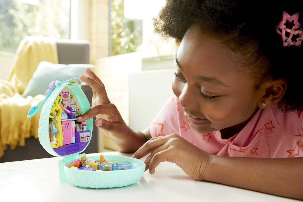 Polly Pocket GTN15 - Valigetta Caffetteria Riccio con Design Caffè e Animali, Mini Bambola Polly e HCG16 - Acquario Lontre, Tema Acquario con Micro Bambole Polly e Nicolas, 5 Sorprese e 12 Accessori