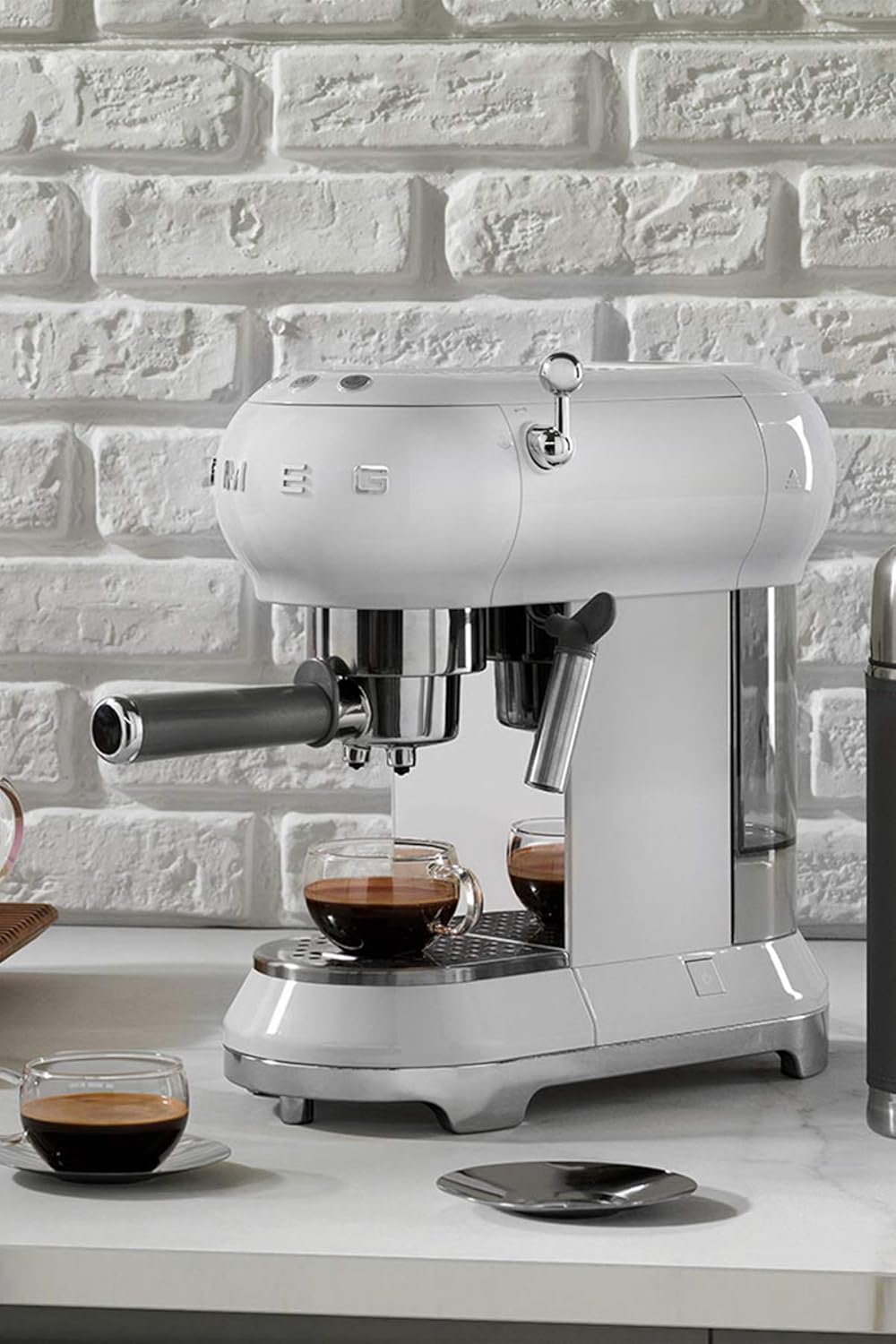 Smeg, ECF01WHEU Macchina da Caffè Espresso Manuale, Sistema Cappuccino, Thermoblock, Alloggiamento Tazze Grandi e Funzione Doppio Caffè, Serbatoio Acqua 1 l, Dimensioni Compatte, 1350W, Bianco