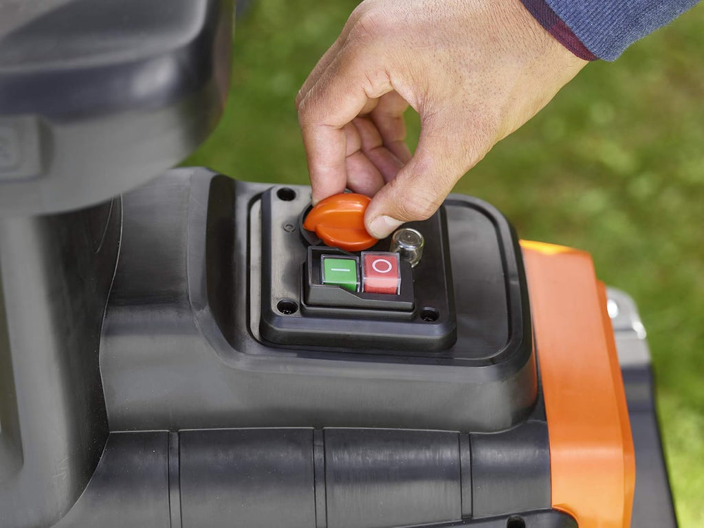 Black+Decker 2.800 Watt Elektro-Leisehäcksler (zur schnellen Zerkleinerung von Zweigen und Ästen bis 45 mm, 45l Auffangbehälter, Vorwärts-/Rückwärtslauf, robuste Räder+Standfüße) BEGAS5800 Multicolor