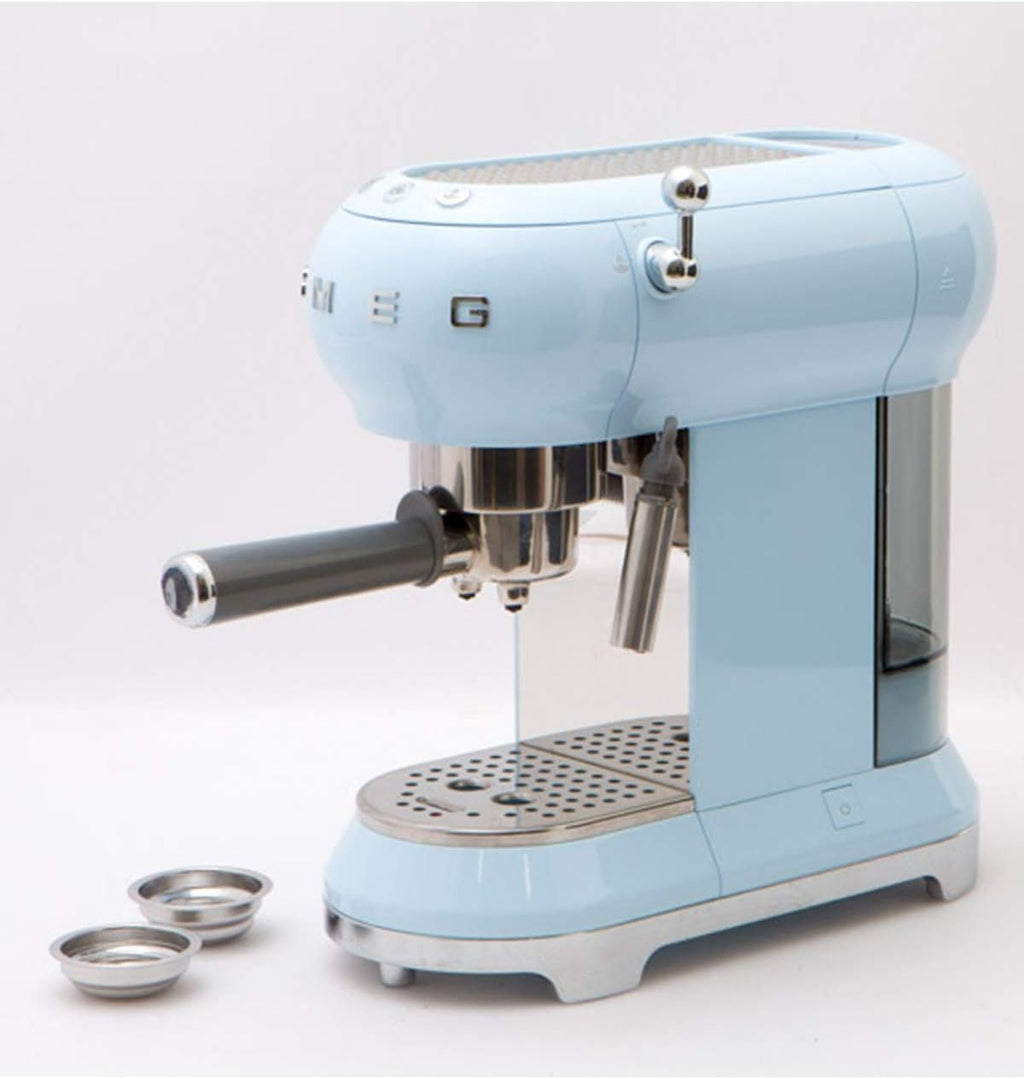 Smeg, ECF01WHEU Macchina da Caffè Espresso Manuale, Sistema Cappuccino, Thermoblock, Alloggiamento Tazze Grandi e Funzione Doppio Caffè, Serbatoio Acqua 1 l, Dimensioni Compatte, 1350W, Bianco
