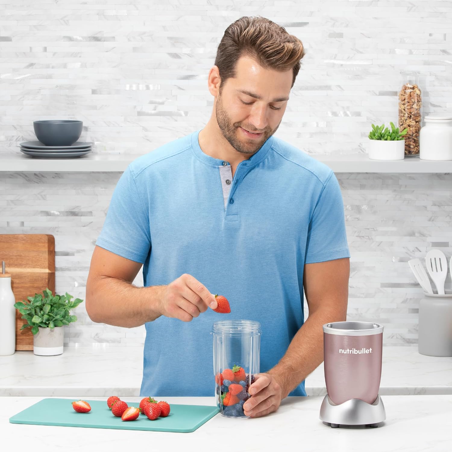 nutribullet Pro, 900 Watt, Facile e veloce da usare, Compatto, Facile da pulire, Con bicchiere da 700 ml, Frullatore per smoothie, Mixer elettrico, NB904B, Nero