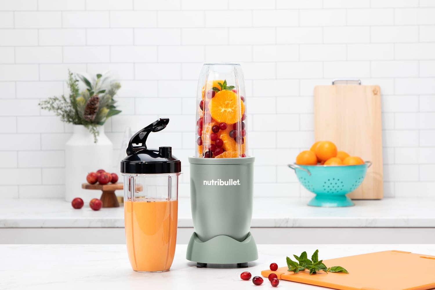 nutribullet Pro, 900 Watt, Facile e veloce da usare, Compatto, Facile da pulire, Con bicchiere da 700 ml, Frullatore per smoothie, Mixer elettrico, NB904B, Nero