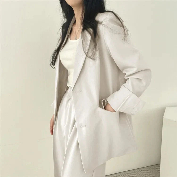 Complesso blazer e pantaloni a sigaretta monocromatico da donna