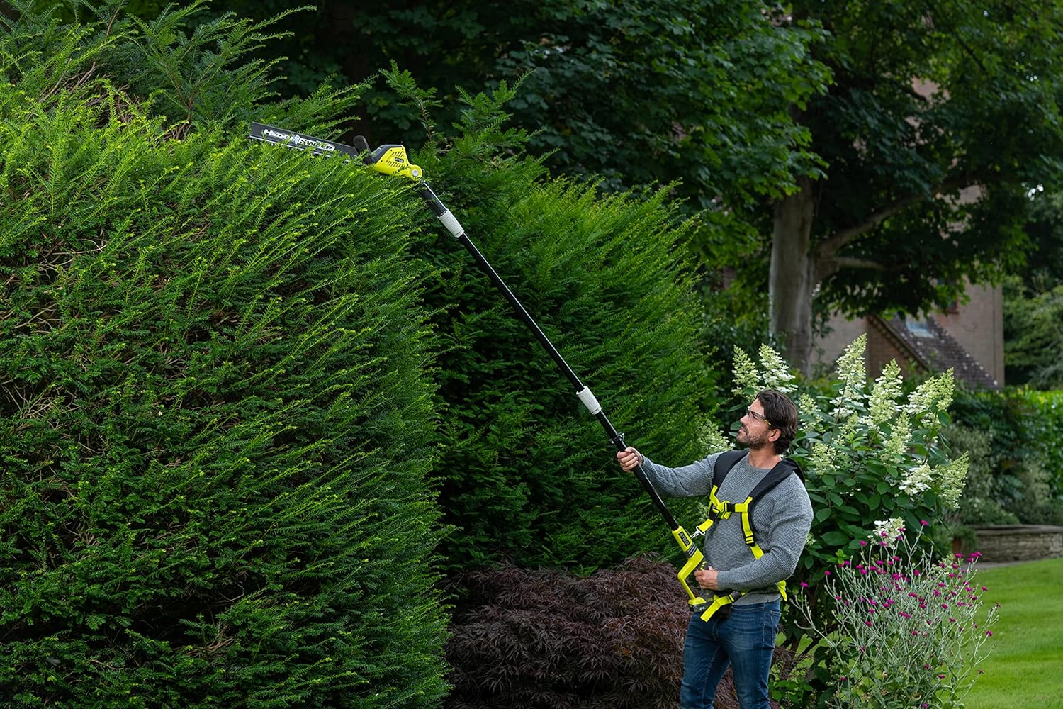 RYOBI 18V ONE+ Tagliasiepi telescopico a batteria OPT1845 (lunghezza lama 45 cm, spessore di taglio 18 mm, testa di taglio orientabile di 135°, velocità di taglio 1350 giri/min, senza batteria e caricabatterie)