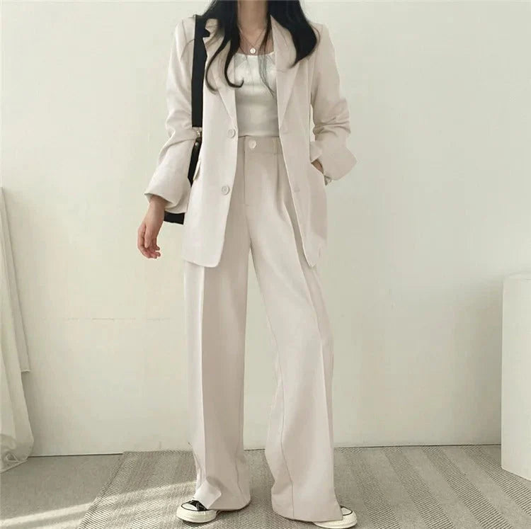 Complesso blazer e pantaloni a sigaretta monocromatico da donna