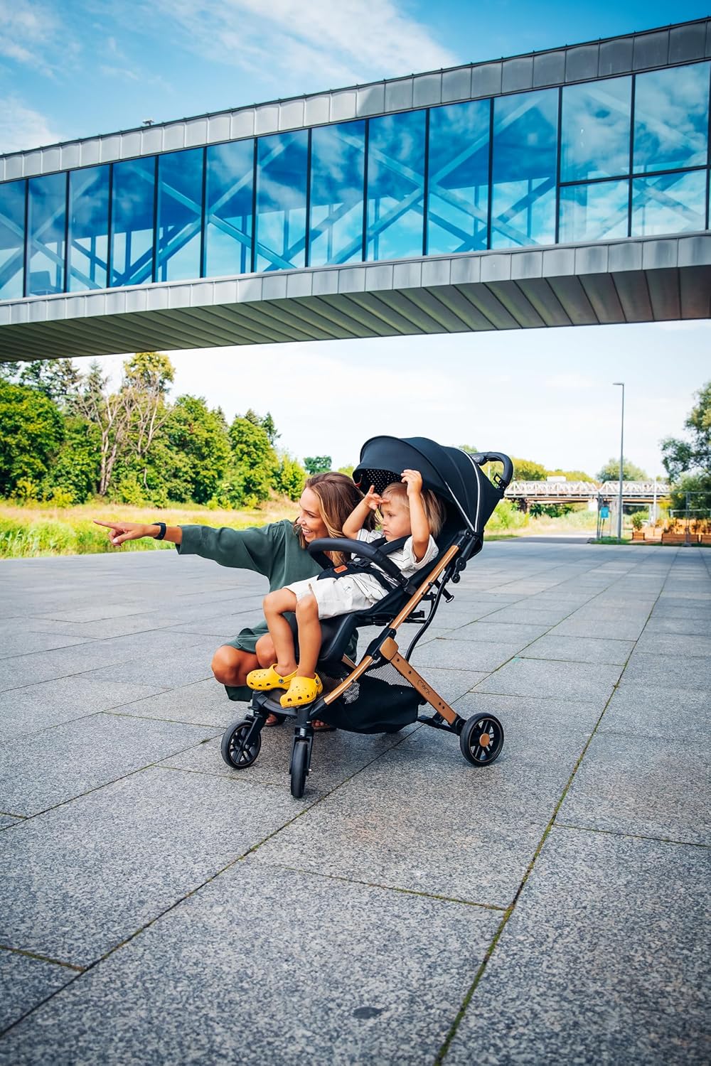 MOMI ESTELLE Kinderwagen für Kinder ab 6 Monat bis zu max körpergewicht von 15 kg, klappbar auf die Maße 65 x 51 x 21 cm, gewicht 7,5 kg, 5-Punkt-Sicherheitsgurt, koffer, grau-gold, Räder 6''/6,5''
