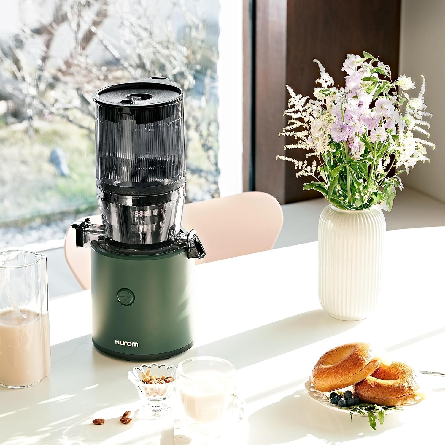 HUROM | Estrattore di succo per frutta e verdura | Slow Juicer | H320N | Spremiagrumi elettrico a freddo | Motore silenzioso | Facile da pulire | Con caraffa grande e filtro a setaccio da 2L | 200 Watt | Senza BPA | Nero