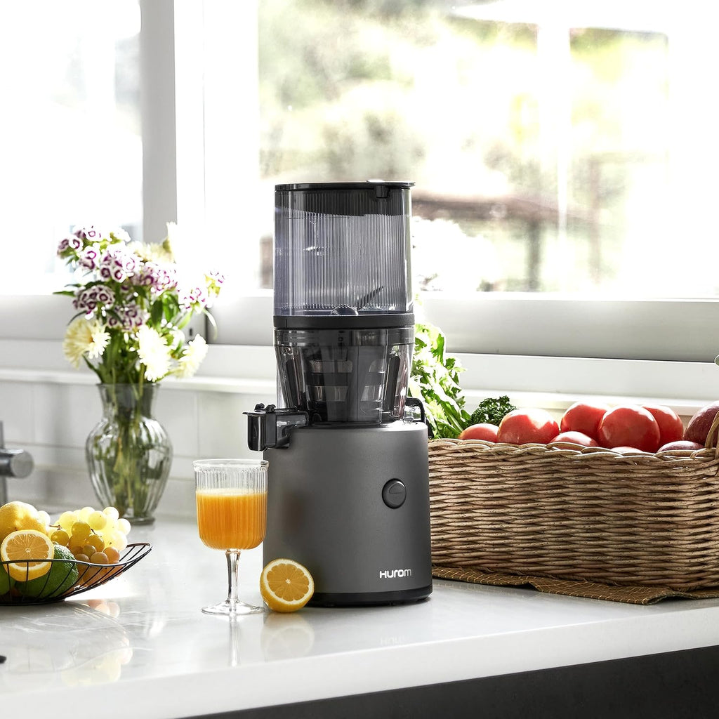 HUROM | Estrattore di succo per frutta e verdura | Slow Juicer | H320N | Spremiagrumi elettrico a freddo | Motore silenzioso | Facile da pulire | Con caraffa grande e filtro a setaccio da 2L | 200 Watt | Senza BPA | Nero