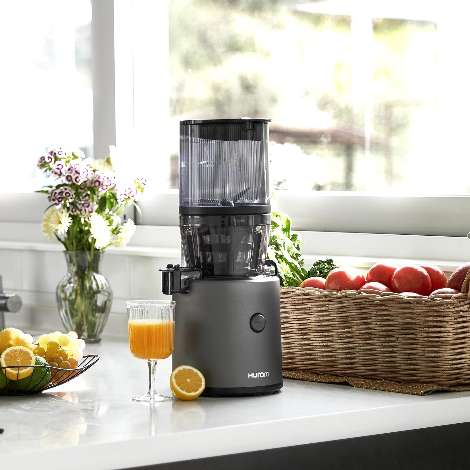 HUROM | Estrattore di succo per frutta e verdura | Slow Juicer | H320N | Spremiagrumi elettrico a freddo | Motore silenzioso | Facile da pulire | Con caraffa grande e filtro a setaccio da 2L | 200 Watt | Senza BPA | Nero