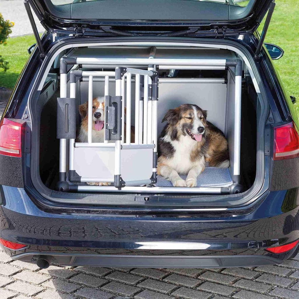 TRIXIE Hunde-Transportbox Aluminium in silber – M: 55 × 62 × 73 cm, stabile und geräuscharme Hundebox mit abgeschrägten Seiten, Sicherheitsverschluss & rutschfester Liegematte – 39342