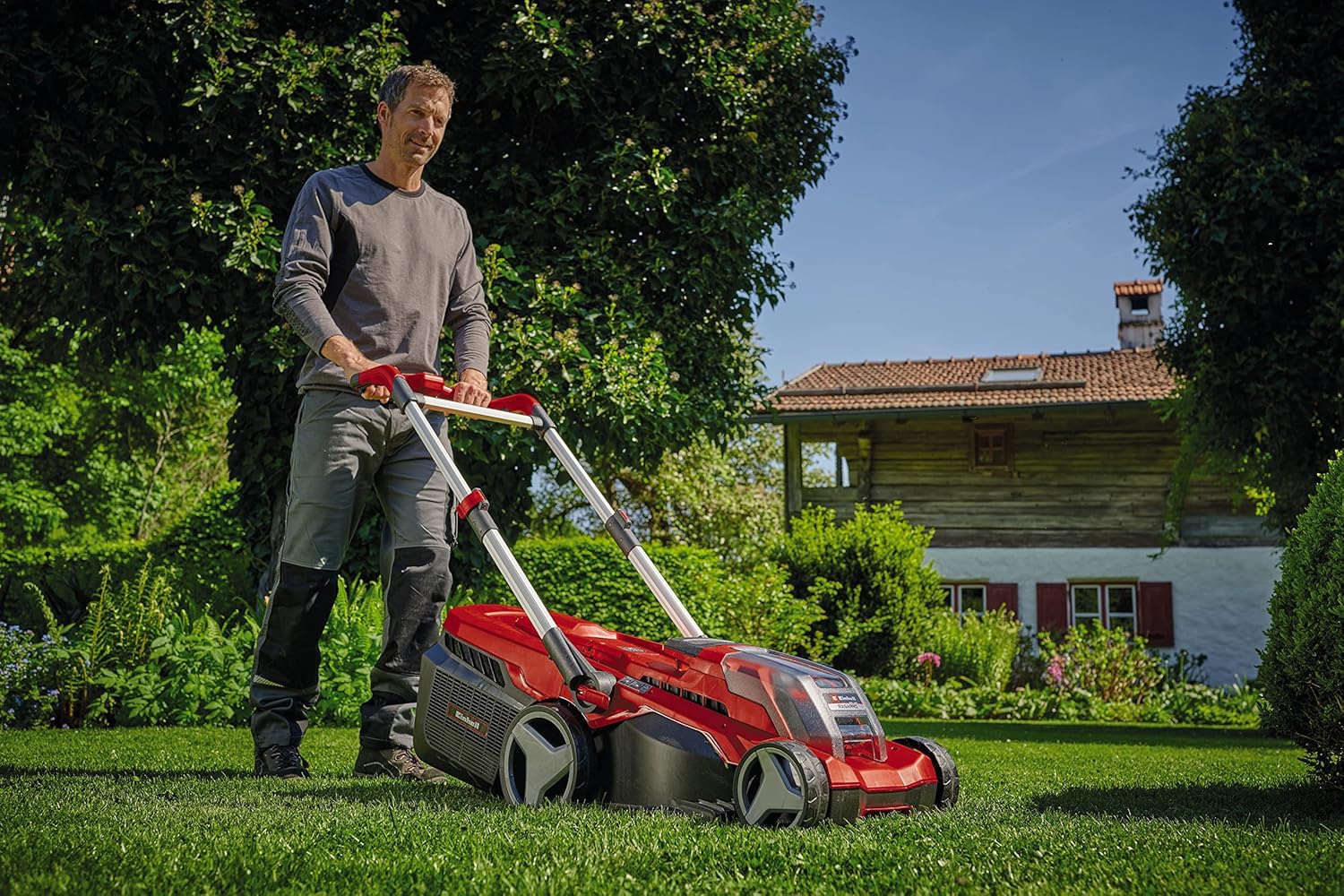 Einhell Rasaerba a batteria RASARRO 36/38 Kit Power X-Change (36 V, 38 cm larghezza taglio, 450 m, senza spazzole, funzione mulching, sacco di raccolta 45L, incl. 2 batterie da 4,0 Ah + caricatore doppio)