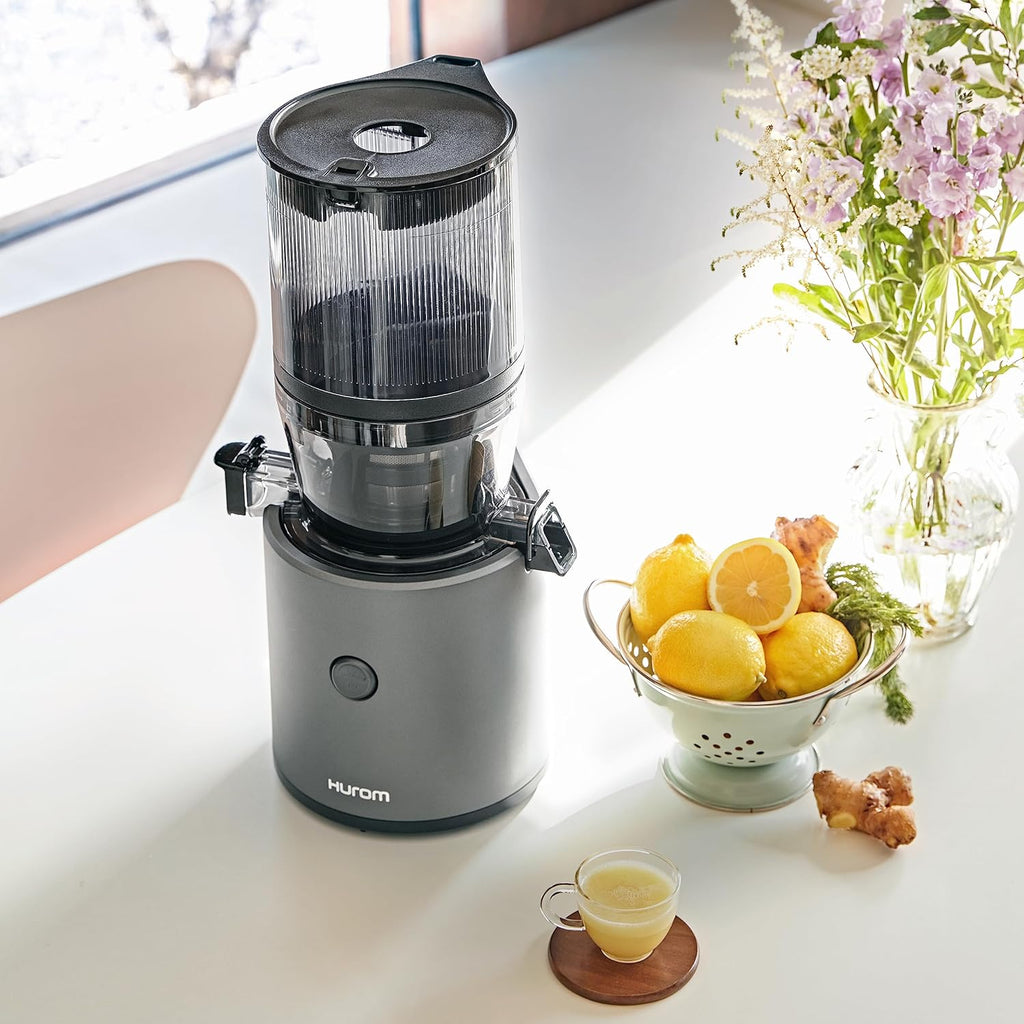 HUROM | Estrattore di succo per frutta e verdura | Slow Juicer | H320N | Spremiagrumi elettrico a freddo | Motore silenzioso | Facile da pulire | Con caraffa grande e filtro a setaccio da 2L | 200 Watt | Senza BPA | Nero