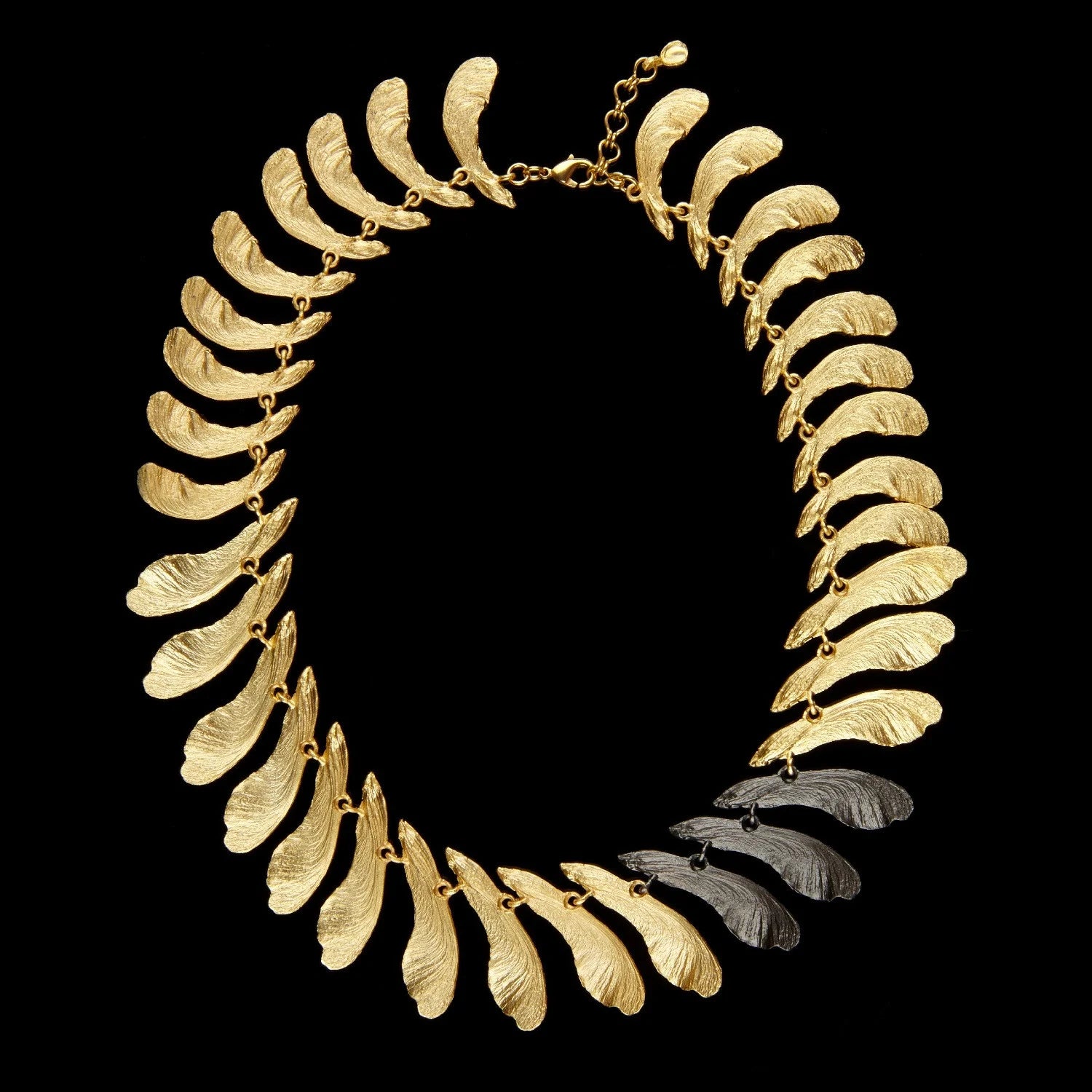 Acero - piccola collana con pendente a forma di ala bicolore
