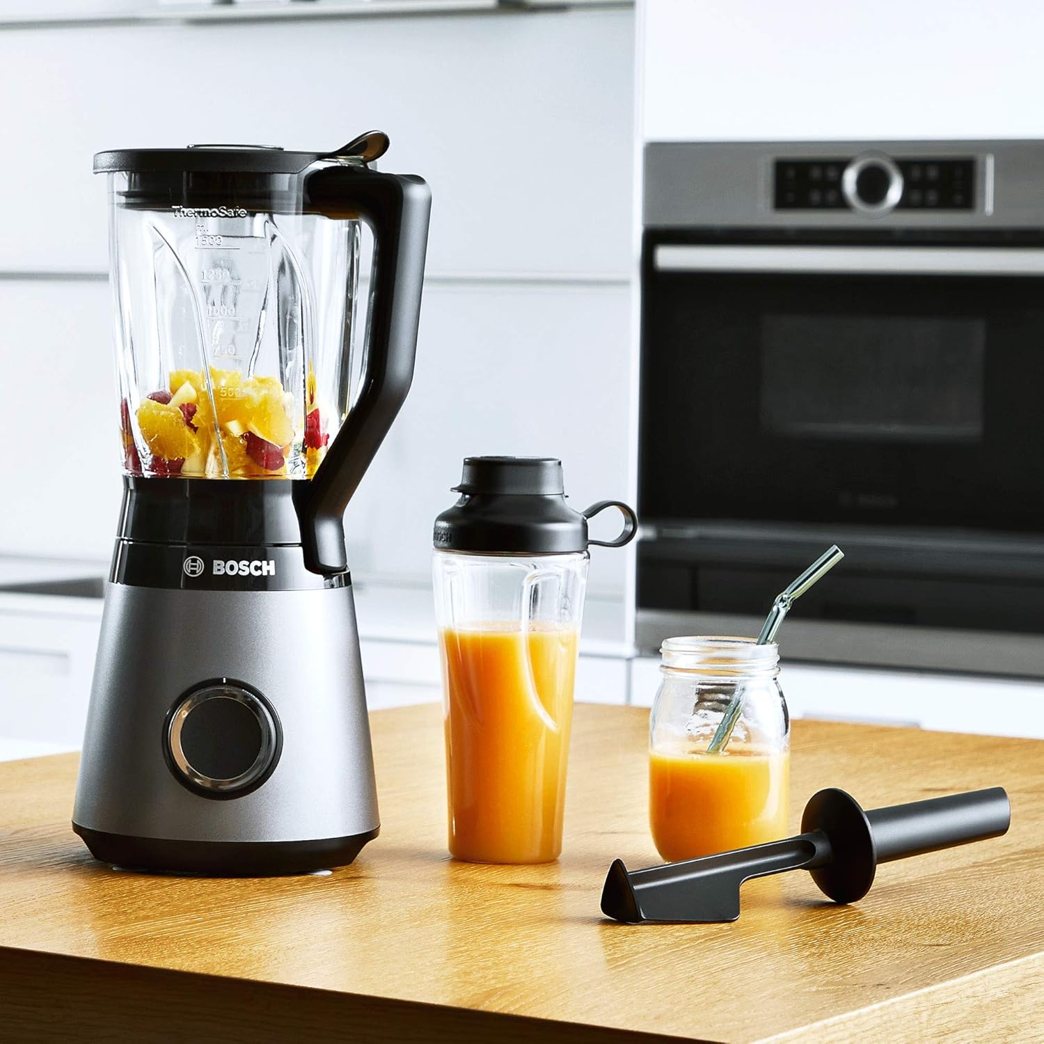 Bosch Standmixer VitaPower Serie 4 MMB6174SN, verbesserte Version, hochwertige Edelstahl-Klingen, 1,5l Glasbehlter, 0,6l To-Go-Flasche, spülmaschinenfeste Teile, 30.000 U/min, 1200 W, silber