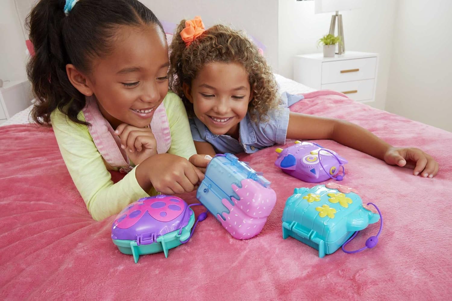 Polly Pocket GTN15 - Valigetta Caffetteria Riccio con Design Caffè e Animali, Mini Bambola Polly e HCG16 - Acquario Lontre, Tema Acquario con Micro Bambole Polly e Nicolas, 5 Sorprese e 12 Accessori