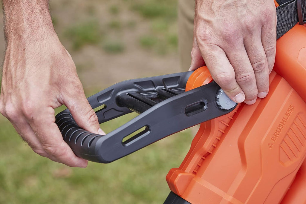 BLACK+DECKER Lausbauger Akku Laubbläser Akku mit Häcksler BCBLV3625L1 (45l Fangsack, bürstenloser Motor, 210 km/h Luftgeschwindigkeit und hohe Saugleistung – 36V, inkl. Akku und Ladegerät)