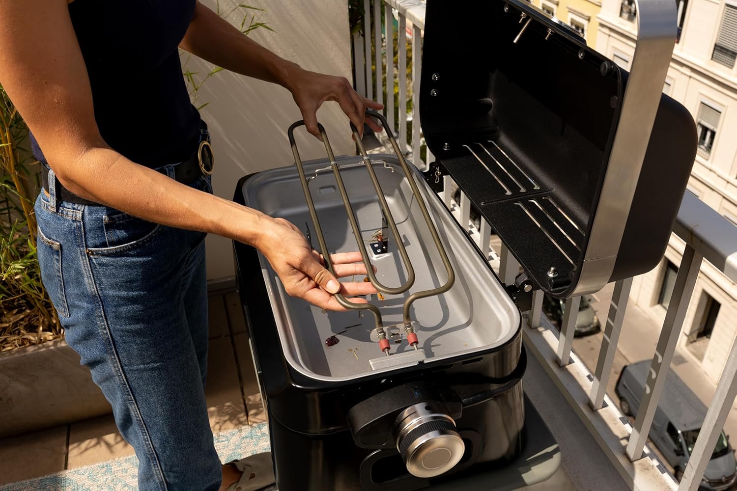 Campingaz Grill Attitude2go, grill a gas ed elettrico, grill da tavolo, grill portatile da balcone/campeggio, con coperchio, termometro e griglia in ghisa, funzionamento a gas o elettrico