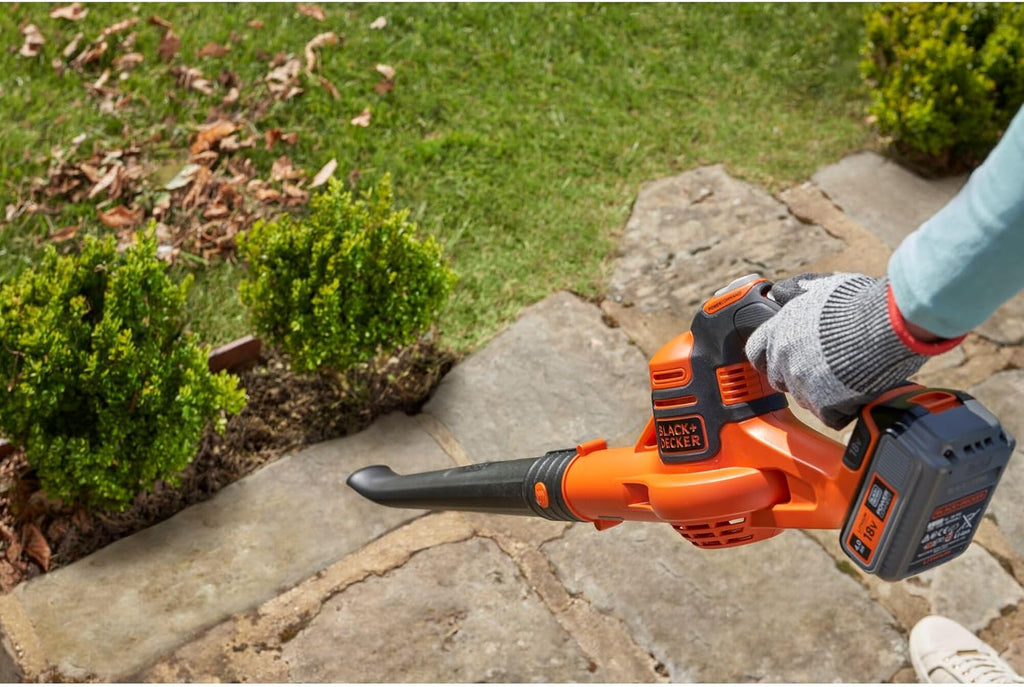 Black+Decker Soffiatore a Batteria GWC1820PCB (18 Volt, velocità di soffiaggio fino a 209 km/h, rimuove senza sforzo sporco e foglie, con Powercommand, fornitura senza batteria e caricabatterie)