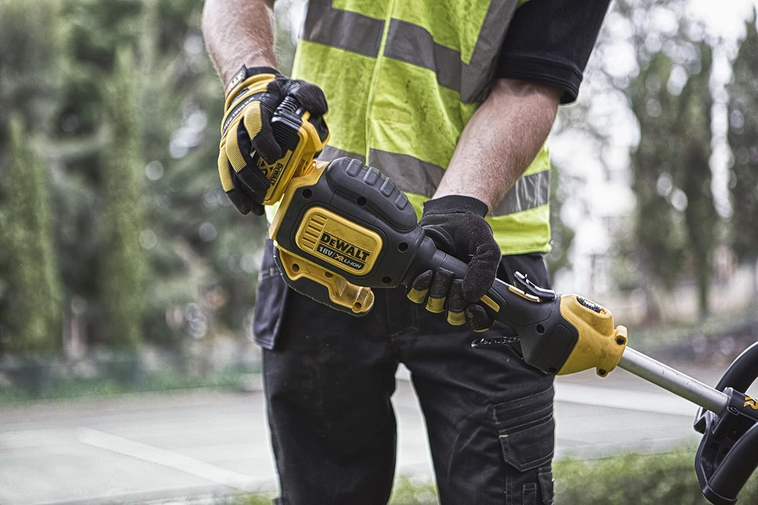 DEWALT Tagliabordi a batteria (18 Volt, senza spazzole, larghezza di taglio 30 cm, elettronica a due velocità, prolunga filo Bumb-Feed, per grandi superfici e giardini, fornito senza batteria e caricabatterie) DCM561PB