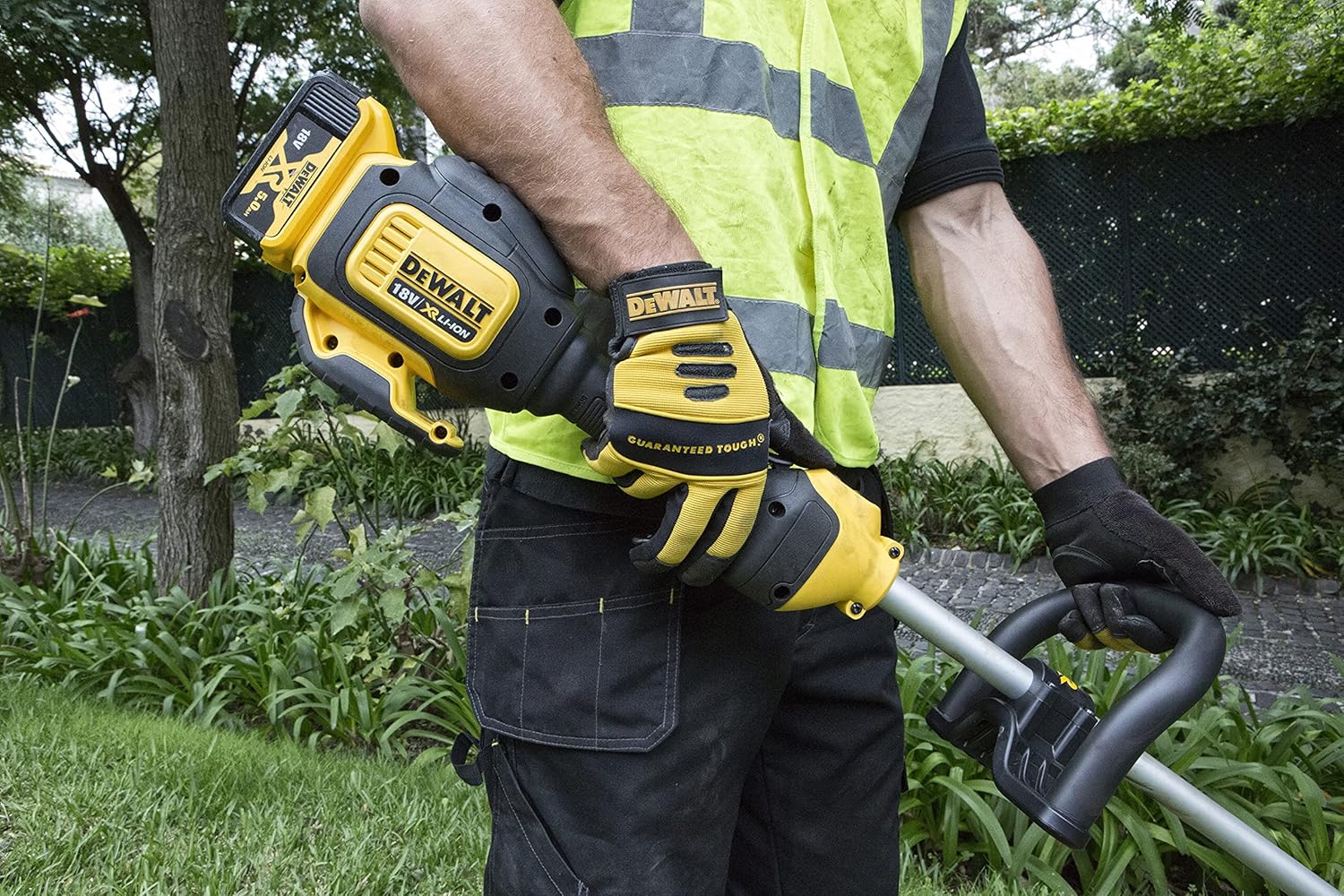 DEWALT Tagliabordi a batteria (18 Volt, senza spazzole, larghezza di taglio 30 cm, elettronica a due velocità, prolunga filo Bumb-Feed, per grandi superfici e giardini, fornito senza batteria e caricabatterie) DCM561PB