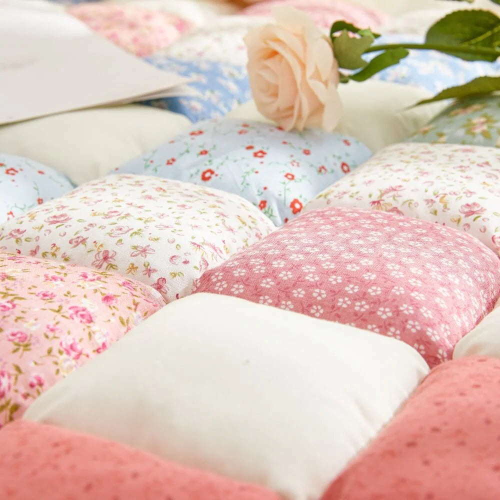 Handgefertigter Patchwork-Sofabezug mit Blumenmuster für ultimativen Komfort