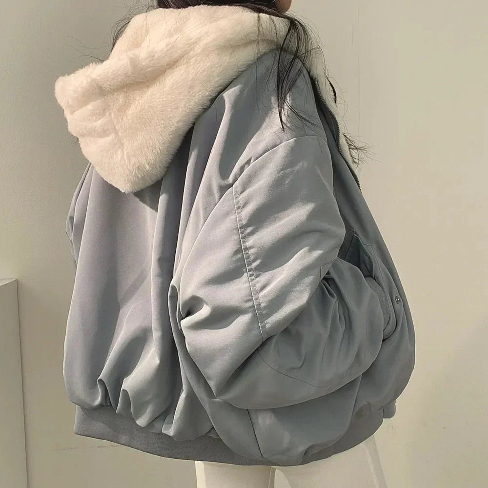Bequeme doppelreihige Jacke in bergre für Frauen mit Kapuze.
