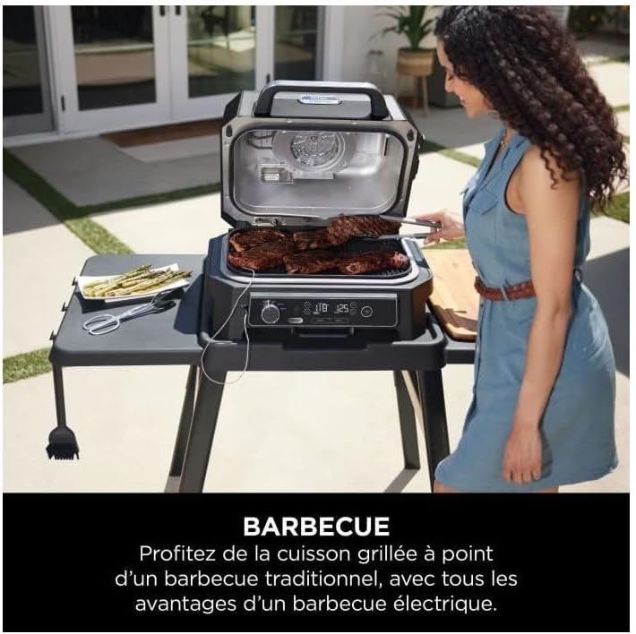 Ninja Woodfire BBQ elettrico e affumicatore e friggitrice ad aria, grill da esterno 7 in 1, friggitrice ad aria, affumicatore, arrostitore, forno e altro ancora, resistente alle intemperie, antiaderente, portatile, elettrico, grigio/nero OG701EU