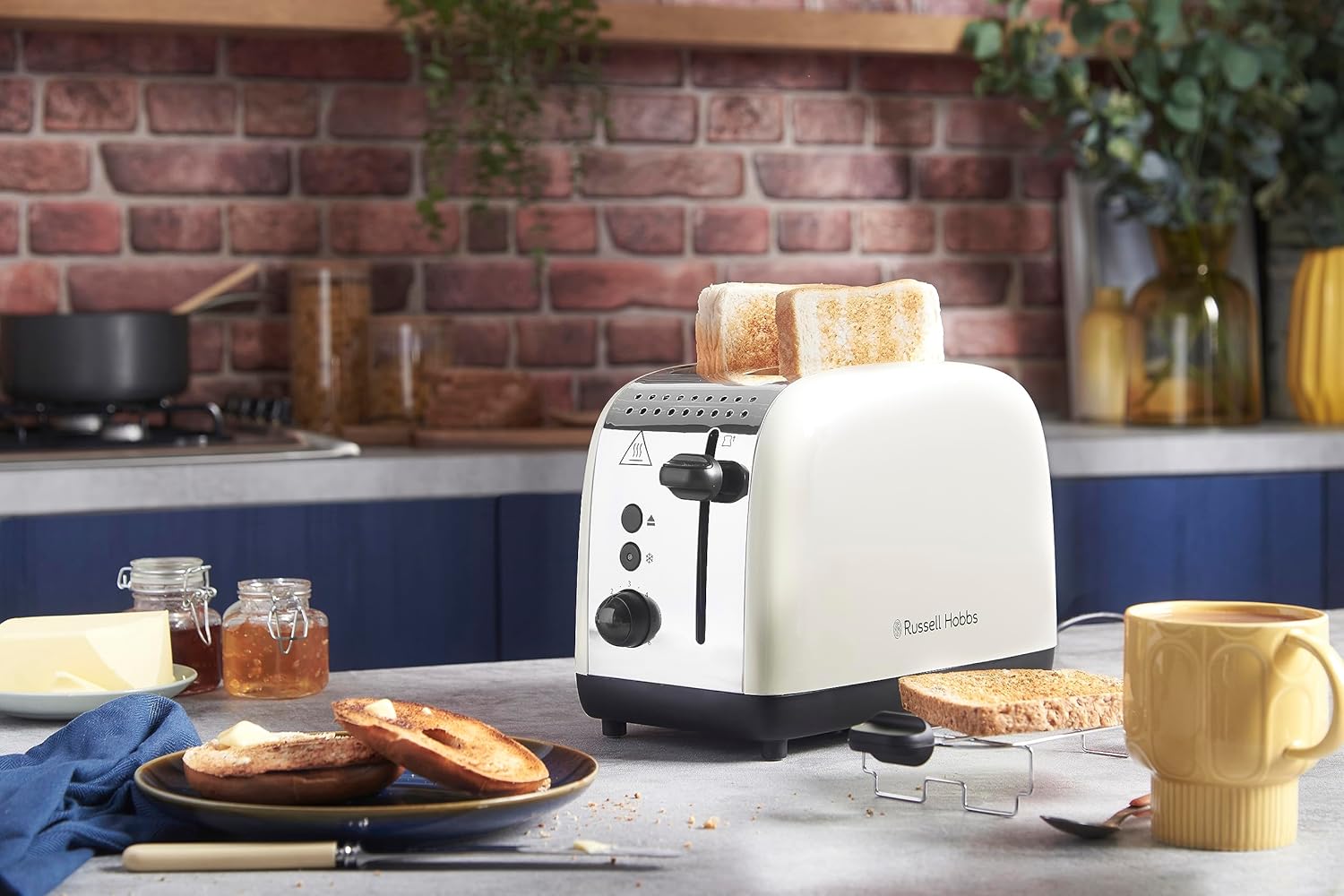 Russell Hobbs Frühstücksset Colours+ Creme: Kaffeemaschine 24033-56 [Digitaler Timer] + Wasserkocher 20415-70 [1,7l, 2400 W] + Toaster 26551-56 [für 2 Scheiben], Frühstücksserie