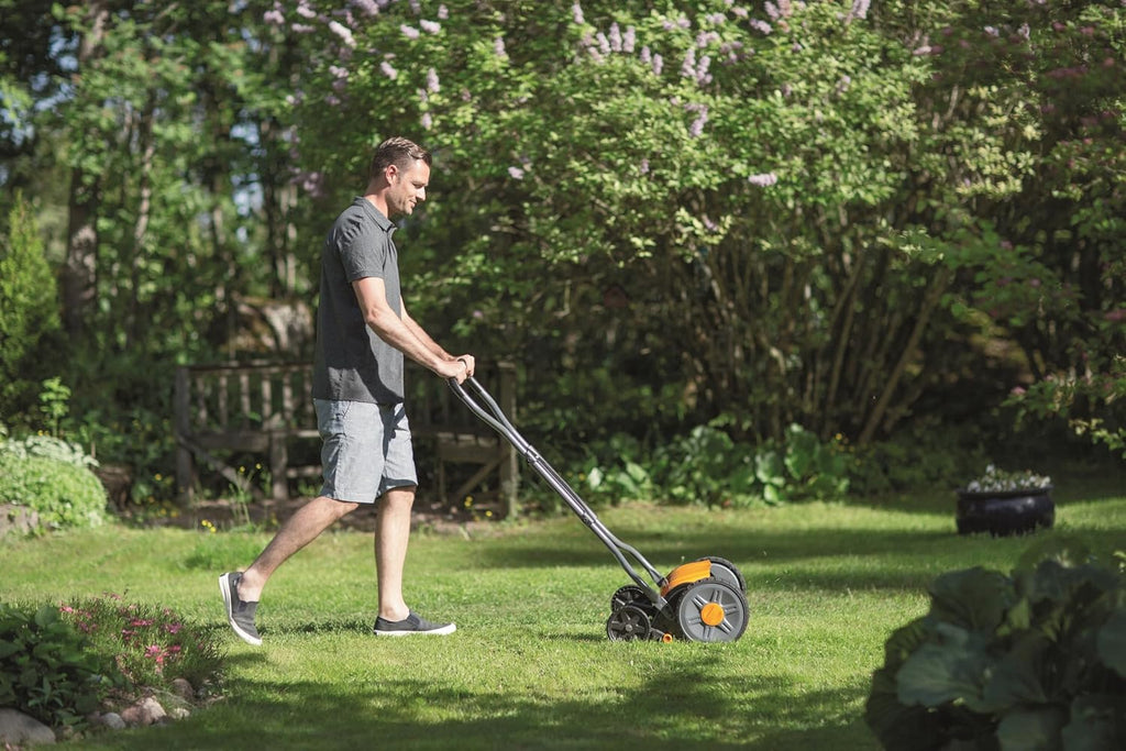 Fiskars Spindelmher, Rasenmher mit berührungslosem Schneidesystem, Schnittbreite: 43 cm, StaySharp Plus, Schwarz/Orange/Silber, 1015649