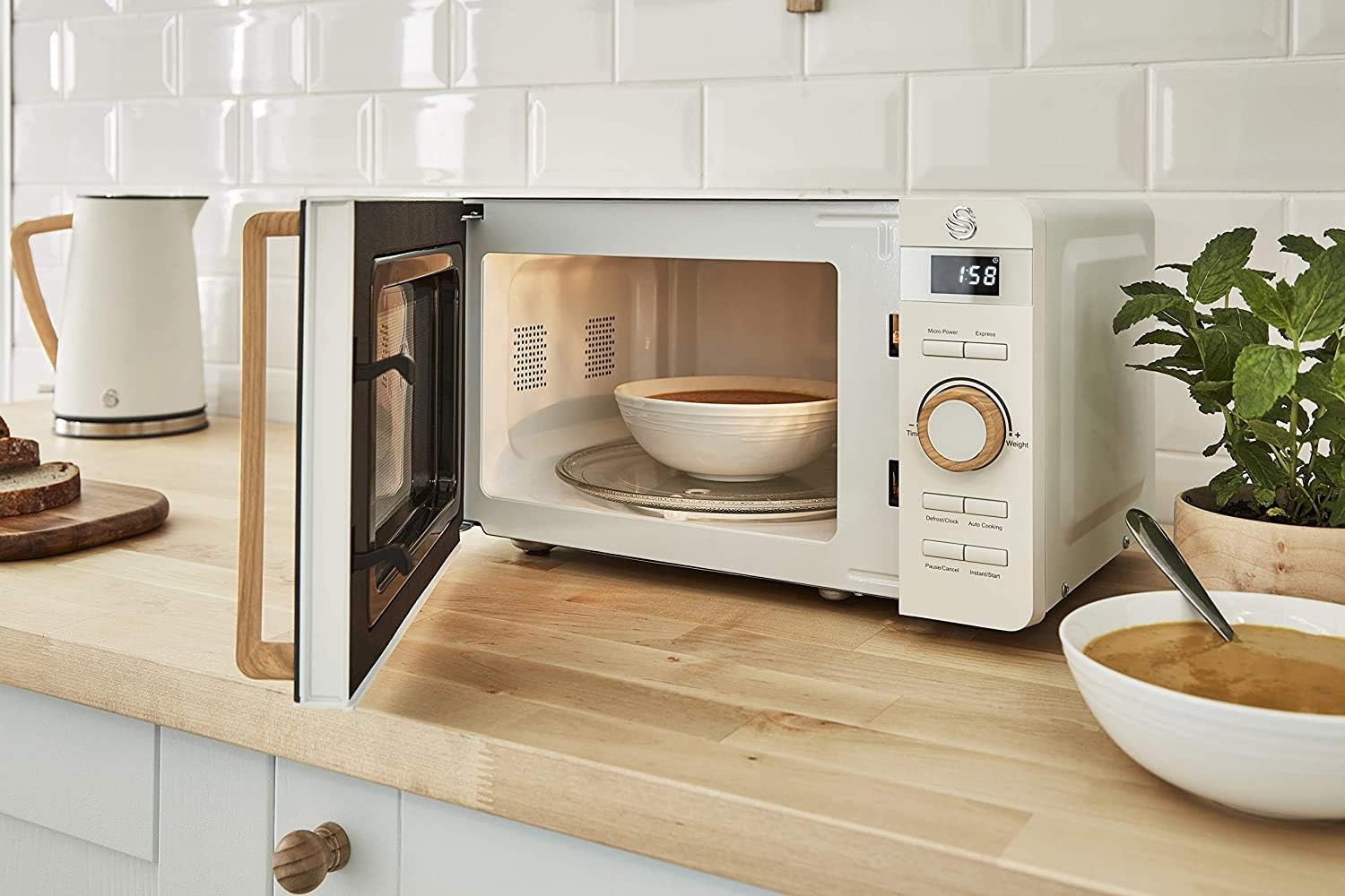 Forno a microonde digitale Swan Nordic da 20 L, 6 livelli di potenza, 800 W, timer da 30 minuti, facile da pulire, modalità scongelamento, design moderno, maniglia effetto legno, bianco opaco