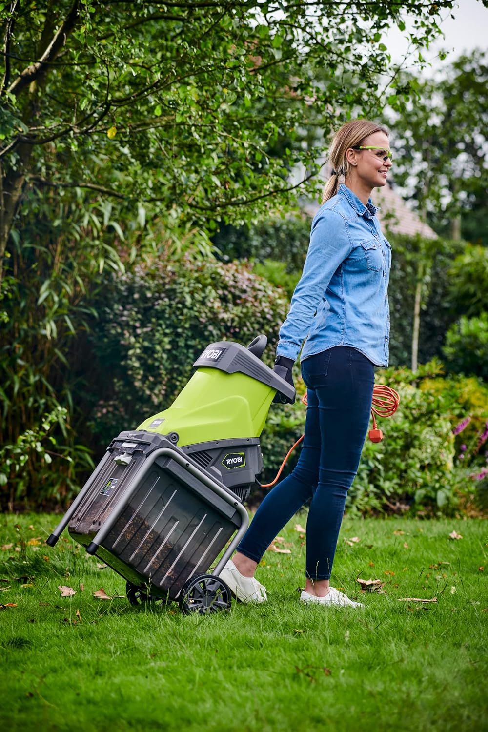 Ryobi Trituratore da Giardino, Biotrituratore Elettrico RSH2545B, adatto per arbusti, rami e altri materiali morbidi, con pressore di sicurezza. 2500 W, serbatoio di raccolta da 40 l