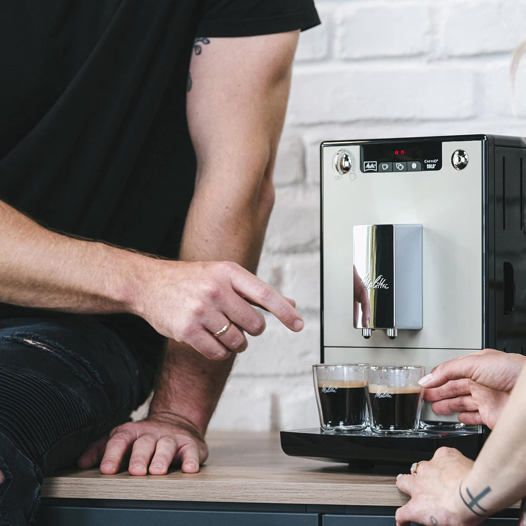 Melitta Solo - Macchina da caffè automatica con beccuccio regolabile in altezza, macchina da caffè piccola con serbatoio dell'acqua rimovibile, per es. espresso o caffè crema, argento