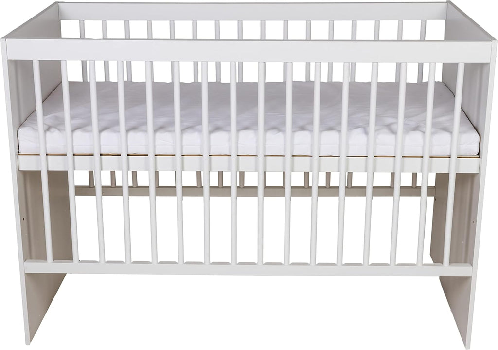 KMbaby Lettino TANY Bianco 120 x 60 cm con Materasso - Lettino per Neonati con Rete a Doghe Regolabile in 3 Altezze - Legno di Pino Verniciato