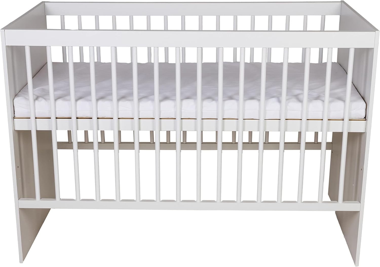 KMbaby Lettino TANY Bianco 120 x 60 cm con Materasso - Lettino per Neonati con Rete a Doghe Regolabile in 3 Altezze - Legno di Pino Verniciato